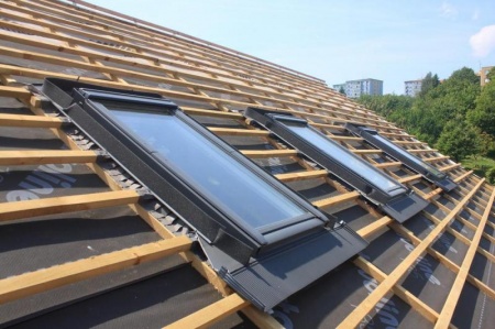 Pose de Velux : optimiser la lumi&egrave;re naturelle dans vos combles