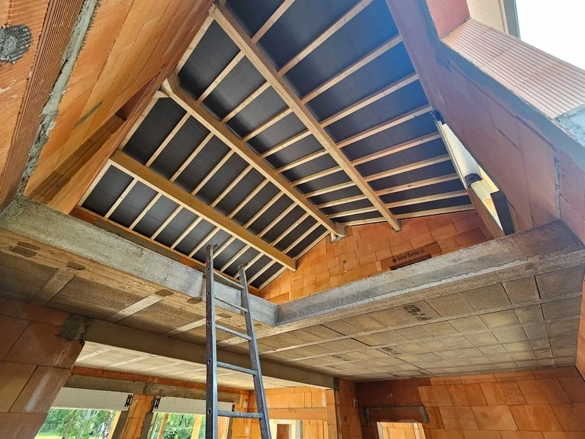 Ouvriers en équipements de protection individuelle travaillant sur chantier de construction, manipulation d'outils électroportatifs et matériaux de gros œuvre