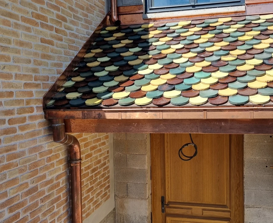 Toiture résidentielle avec tuiles métalliques ondulées violettes disposées en rangées parallèles