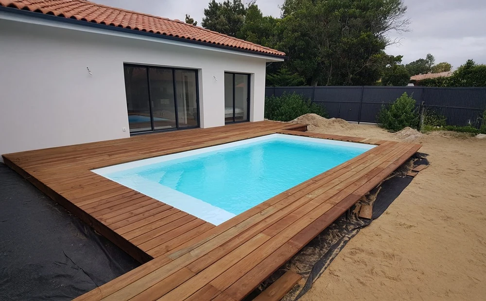 Maison résidentielle moderne avec toiture en tuiles terre cuite et cheminées en brique