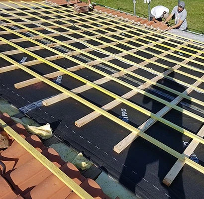 Chantier de construction d'une maison individuelle en cours d'édification