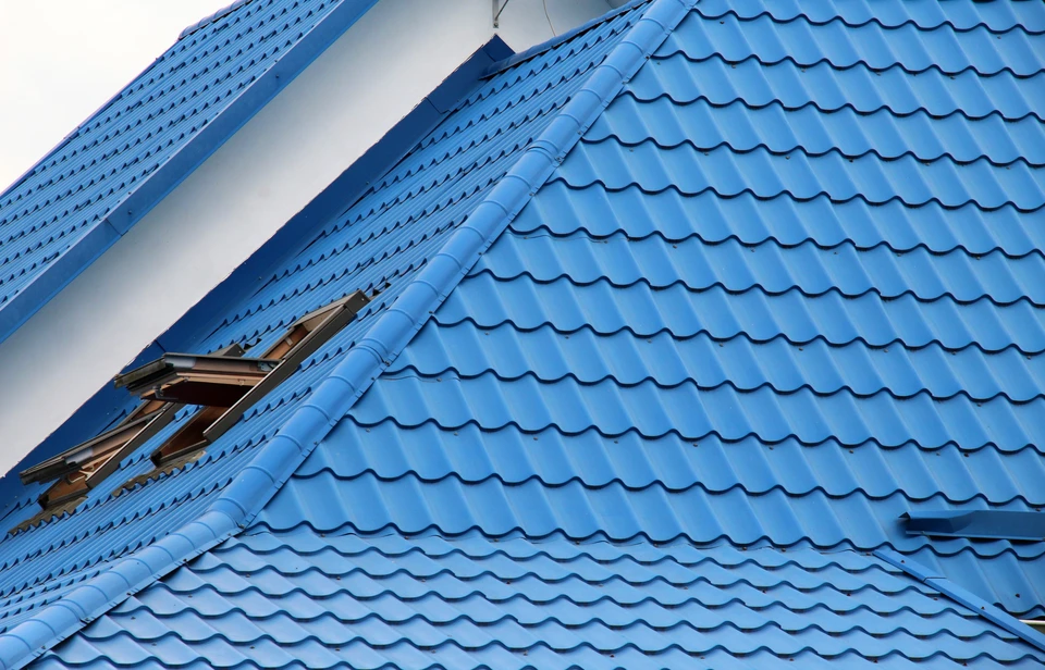 Extérieur résidentiel avec maison moderne à deux niveaux sous ciel nuageux