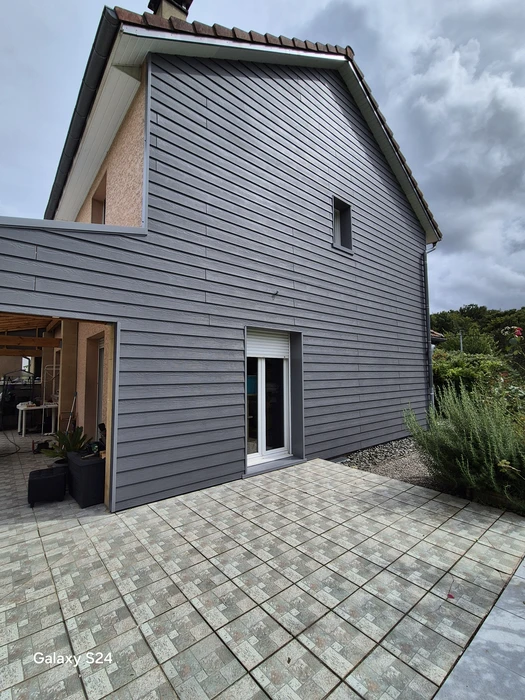Façade de maison de style landais, vue extérieure en lumière dorée